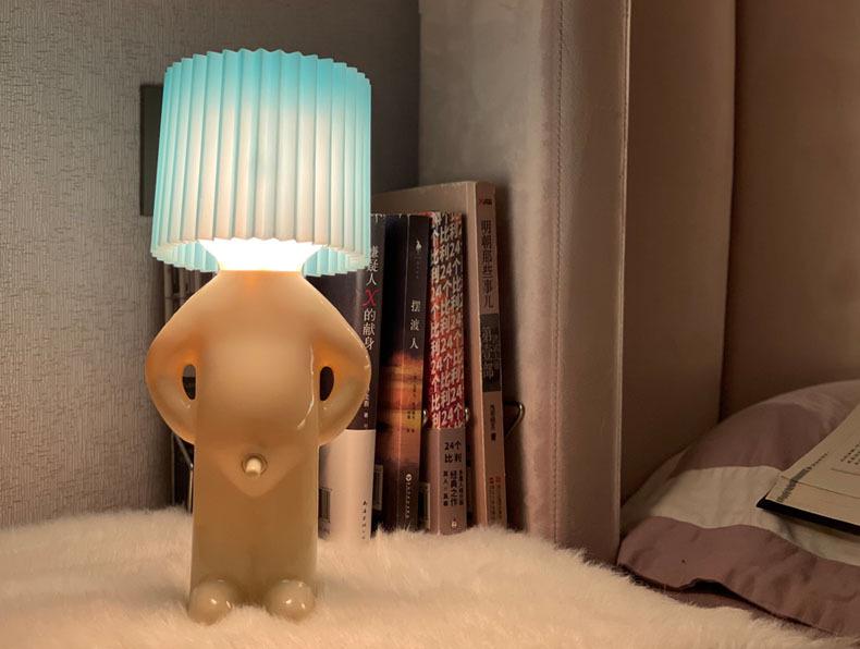MR P Schüchterner Junge Kreative Nachtlicht Schreibtischlampe