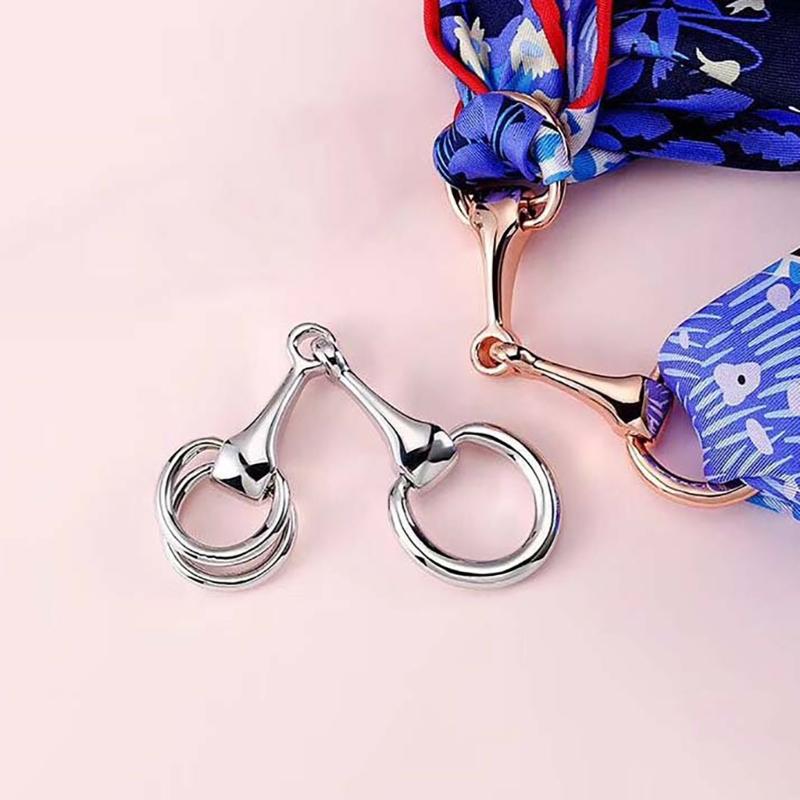 Porte-écharpe Fashion avec Détail Mors de Cheval Attache-écharpe Broches Tendance pour Châles Bijoux Polyvalents pour Écharpes Wraps
