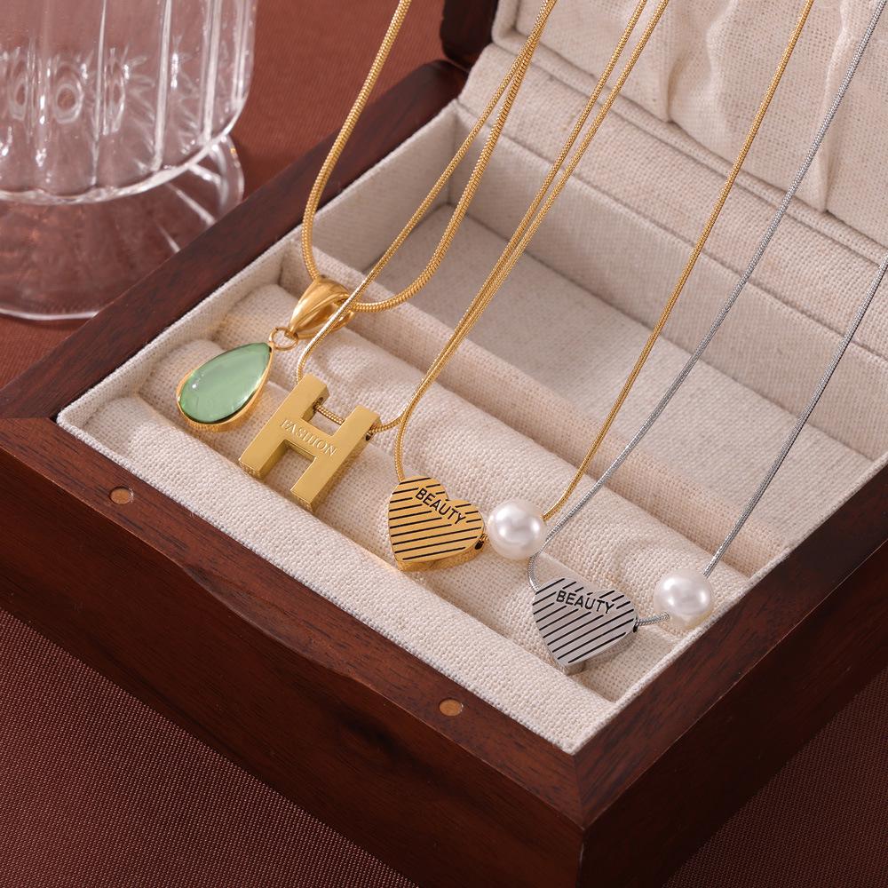 French Retro Heart Teardrop Glass Pendant Gold-Plated Necklace