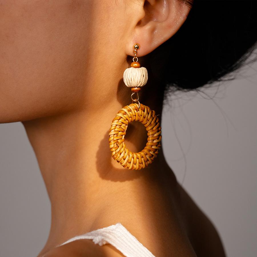 

Кавового кольору дерев яні намистини сережки-краплі з китицями в ретро етнічному стилі