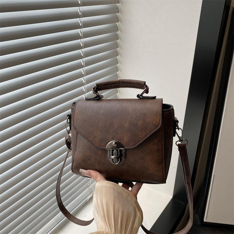 

Новая текстура ретро маленькая сумка в гонконгском стиле женская 2025 новая повседневная и популярная девочка сумка на одно плечо через плечо