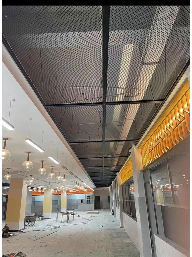 Decoratief Gesmeed IJzeren Gaas: Diamantdraad in Industriële Stijl voor Muren, Plafonds en Scheidingswanden.