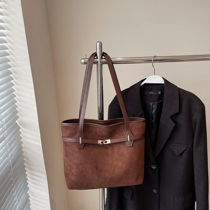 

Trendy simple shoulder bag casual commuter handbag 2025 autumn and winter new bag portable fashion tote bag темно-коричневого