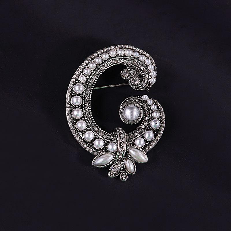 

Retro and Fashionable Letter G Brooch, Individual and Elegant Diamond-encrusted Pearl Brooch серебряный