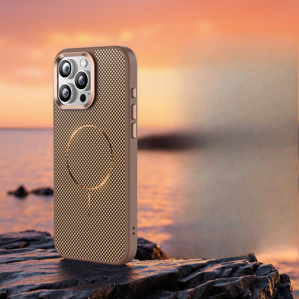 

Подходит для iPhone16PRO Закатный Карбон Тонкое Кольцо Магнитная Присоска Чехол для Телефона Apple 15 Матовый Противоударный Чехол I14 iPhone13