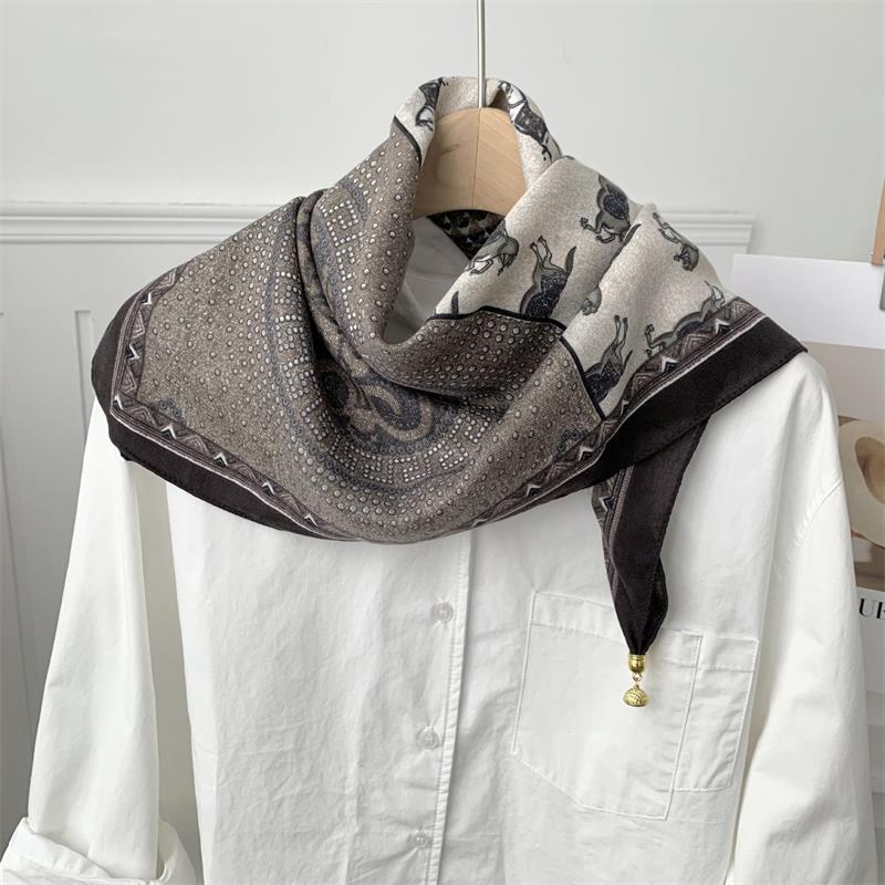 

70*70 Square Scarf Retro Print Silk Scarf With Magnetic Buckle Women Neck Scarf All-match Shawl Fashion Headscarf Accessory Gift