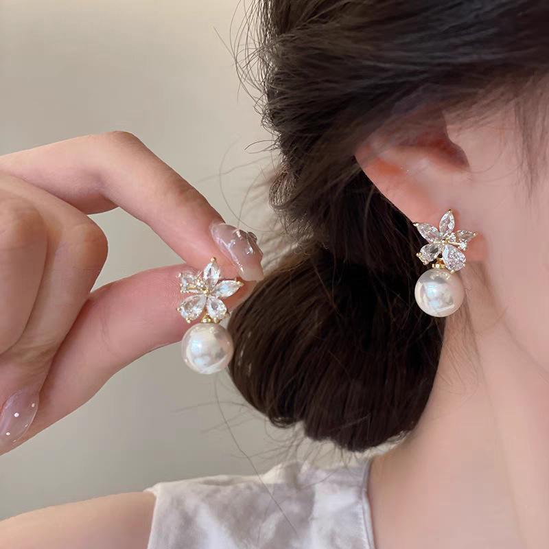 Koreanischer Stil Nicht-Piercing Ohrclip mit langem Quaste, Perlmutt Schmetterlings Design für Damen - High-End, Coole Mode.