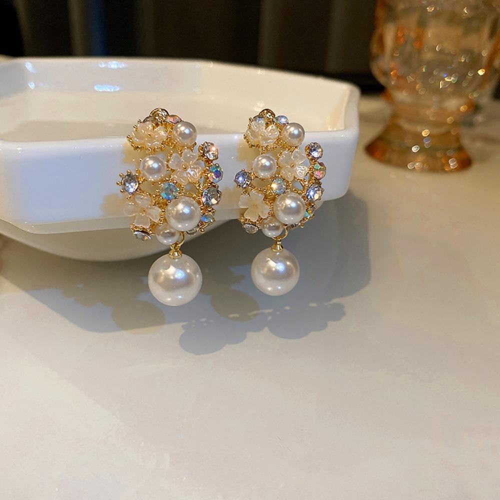 Silver Needle Retro Flower Pearl Earrings French Niche Stud Earrings Light Luxury High-end Earrings Women