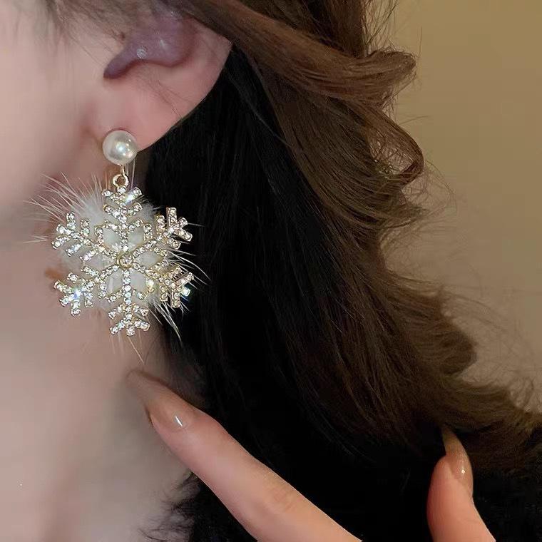 1Pair New Trend Element Earrings Temperament Senior Zircon Pearl Snowflake Earrings Princess Wind Stud Earrings Xmas