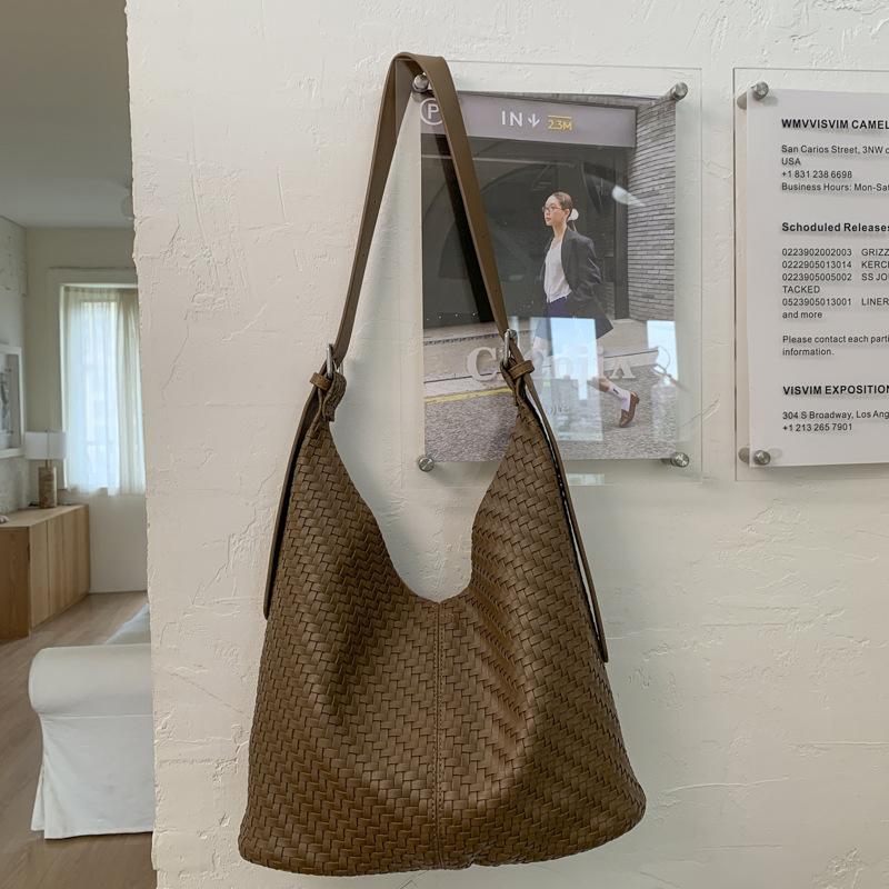 Retro work commuter women large capacity 2025 autumn and winter new fashionable solid color casual shoulder shopping bag tote bag