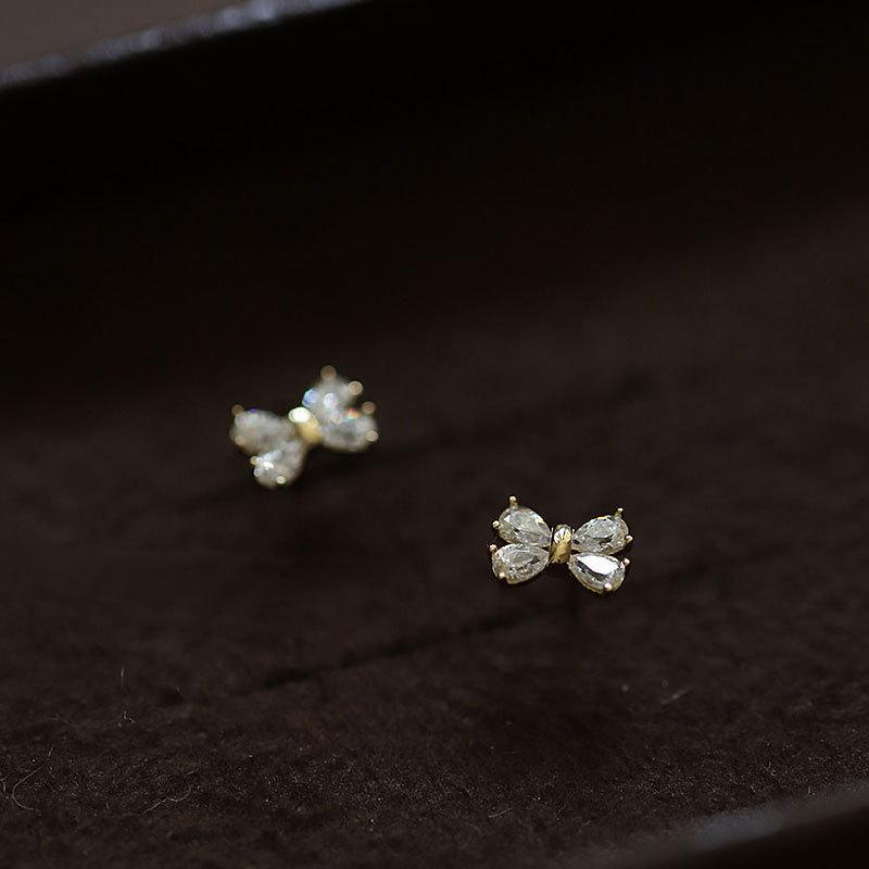 Exquisite and Compact Bow-shaped Earrings for Women, Light Luxury Earrings, Fashionable and Versatile Jewelry.