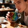 Caneca de Dados D20 Arco-Íris de Dragões Copo de Jogo DND Design Pintado à Mão