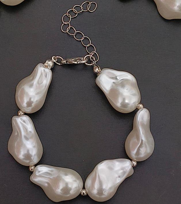 Niche Retro Baroque Pearl Clavicle Necklace: Fashionable & Versatile Irregular Design