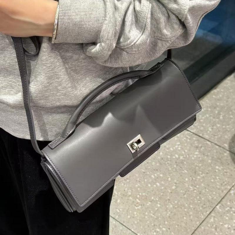 

Кожаная сумка с пряжкой из высококачественной серии для женщин, большая вместимость, 2025 г., новая модная сумка для поездок на работу на одно плечо с диагональным поперечным ремнем 26.9x13.9x5.3cm серый