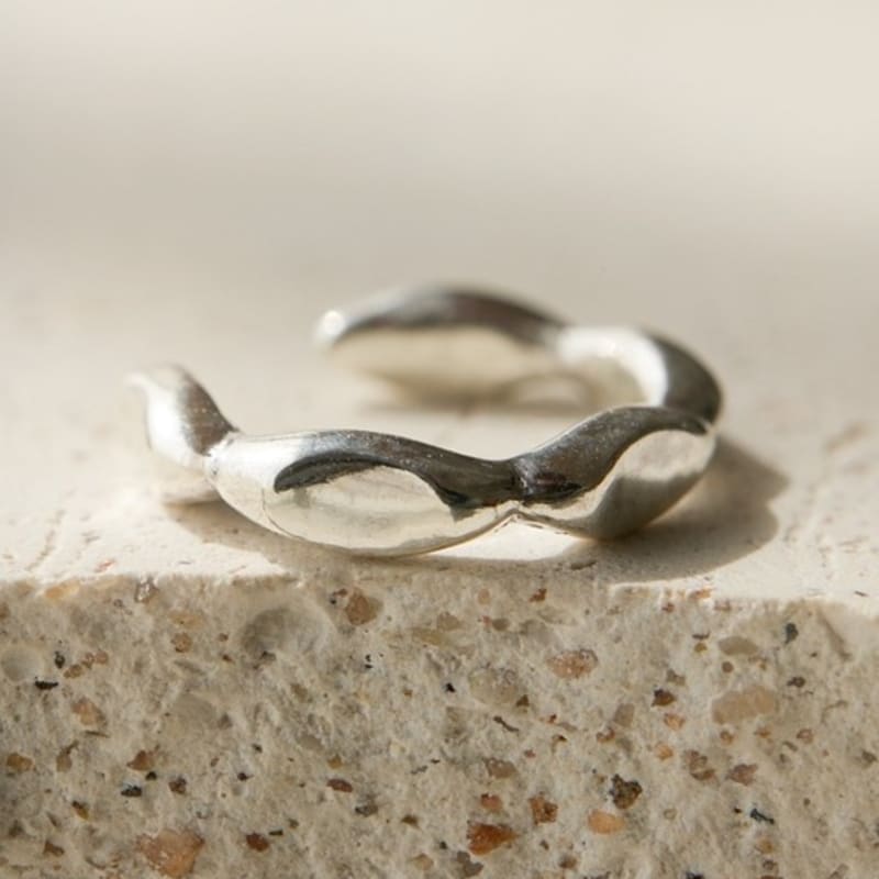 BELLOOGGI Grooved Oval Earcuff