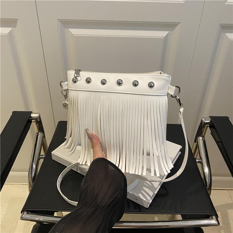 European and American Personality Trendy Fringed Bag Fashionable Large Capacity Shoulder Messenger Bag 2025 Popular New Versatile Bucket Women's Bag