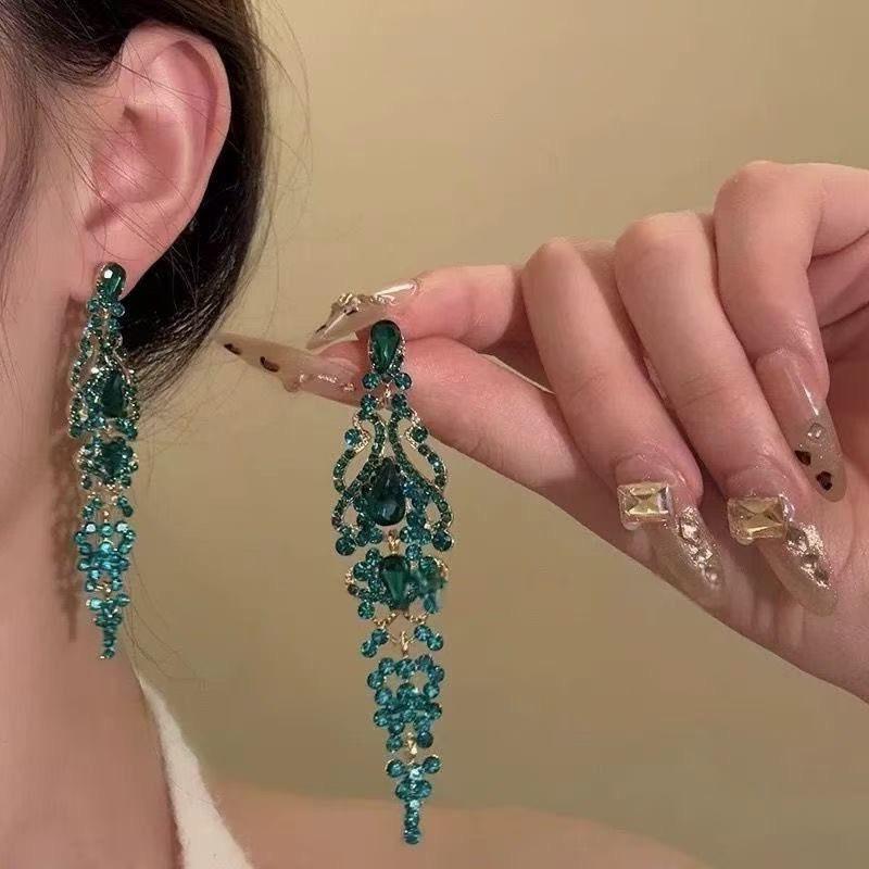 Elegant Retro Rhinestone Flower Stud Earrings: Geometric Style, Luxurious Fashion Accessories