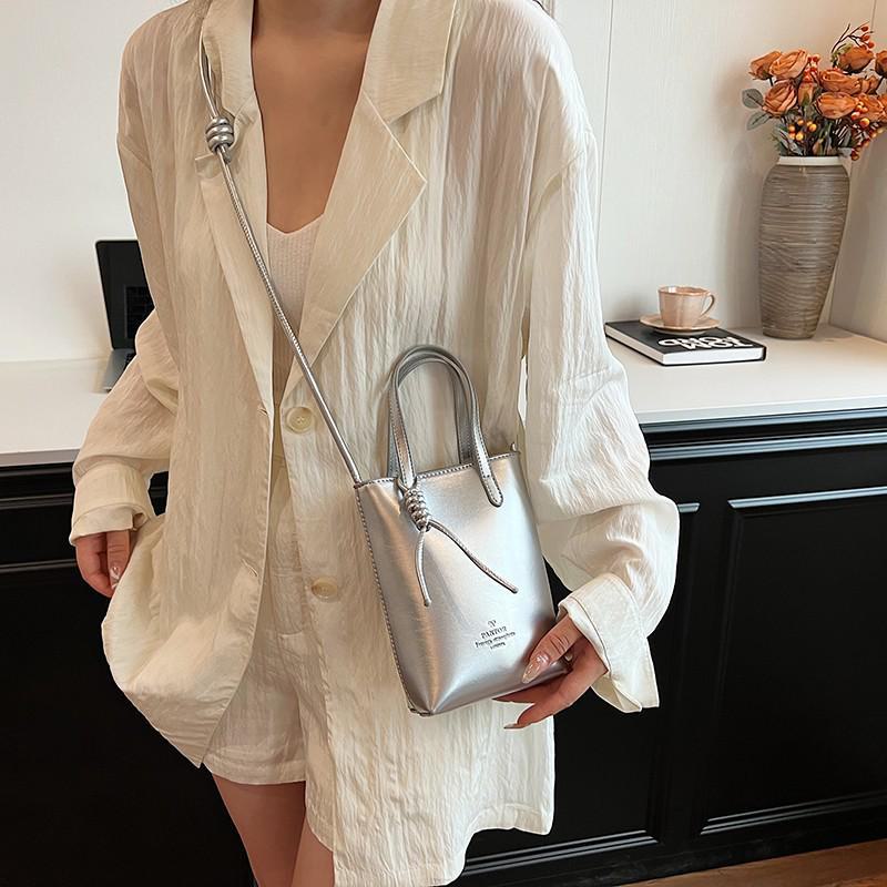 

2024 Трендовая однотонная женская сумка через плечо на одно плечо: Новый стиль, простой и популярный среди пассажиров серебряный