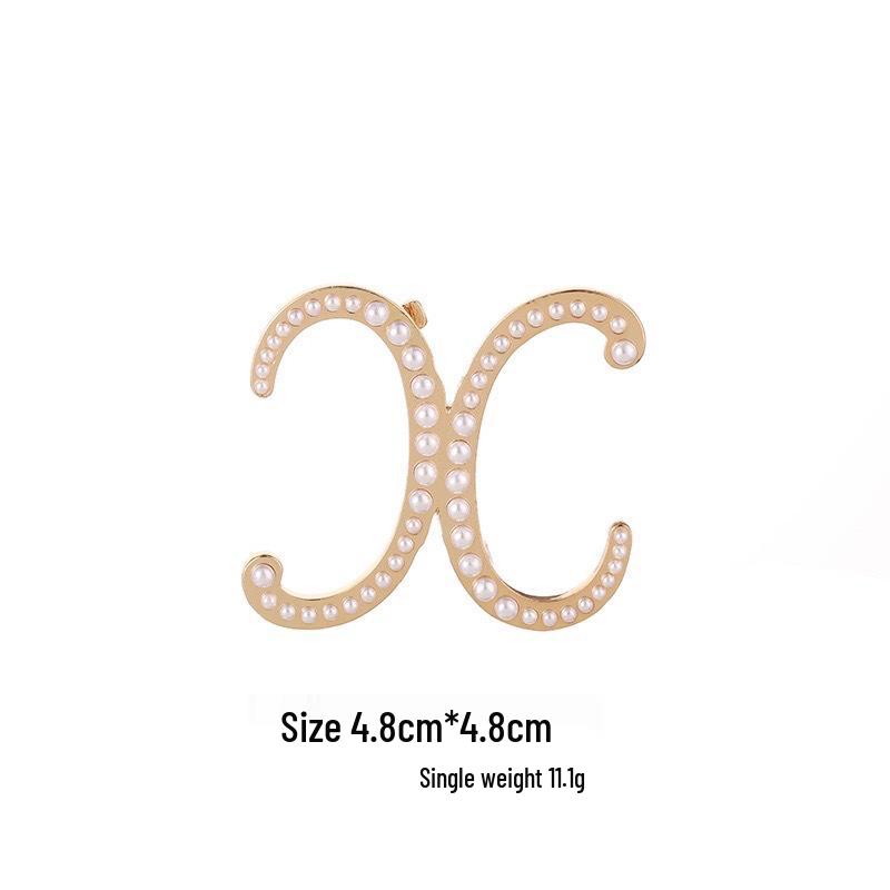 Elegantní brož s perlovým písmenem (26 písmen): Všestranný módní doplněk