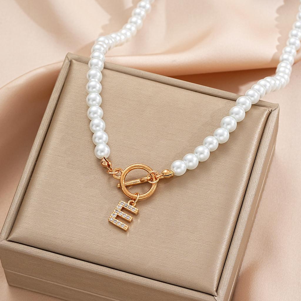 Hot-selling pearl chain OT buckle necklace, diamond-set 26-letter pendant, collarbone chain, name necklace.