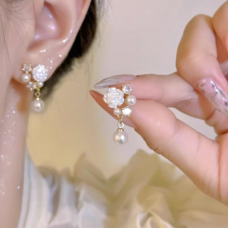 Vintage French White Camellia Pearl Ear Cuff: Elegant, Versatile Earrings