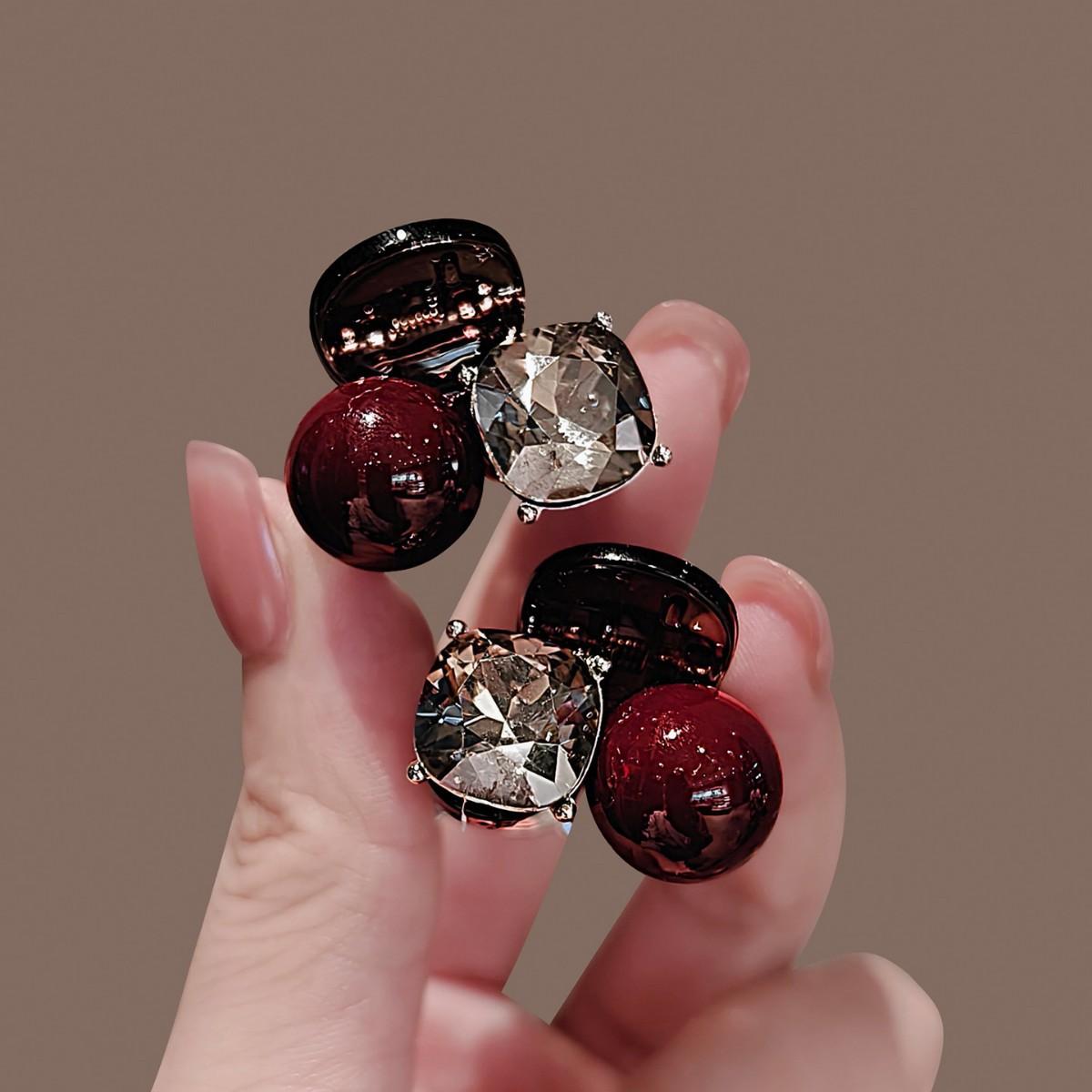 

Модный красный жемчужный зажим с блестящим алмазным краем и маленьким зажимом-захватом One Size красный