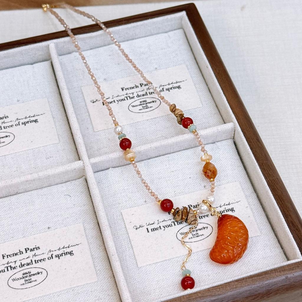 Autumn and winter chalcedony beaded necklaces, perfect for everyday wear as a clavicle chain, with various pendant styles for layering