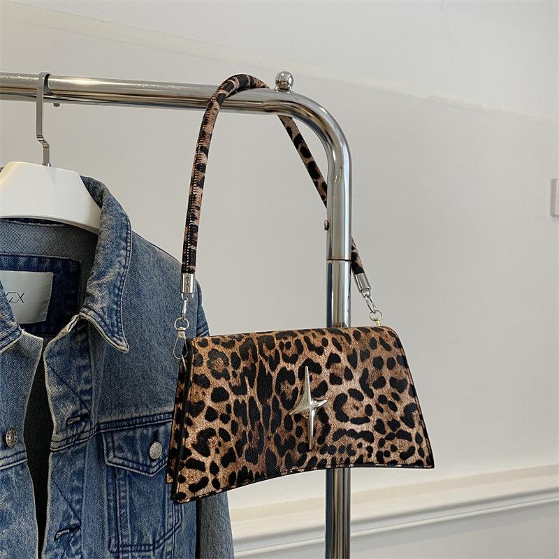 

Internet celebrity leopard print bag women 2025 new fashion high sense foreign style shoulder armpit bag niche design messenger bag