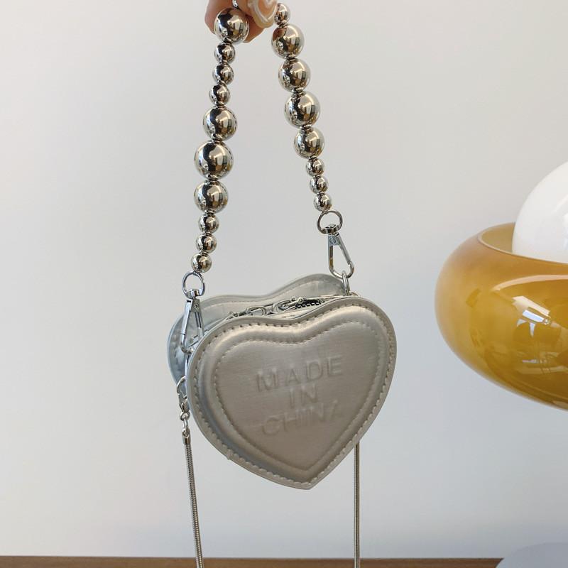 

Trendy Heart Shaped Underarm Bag In Black And Silver Ideal For Casual Outfits срібний