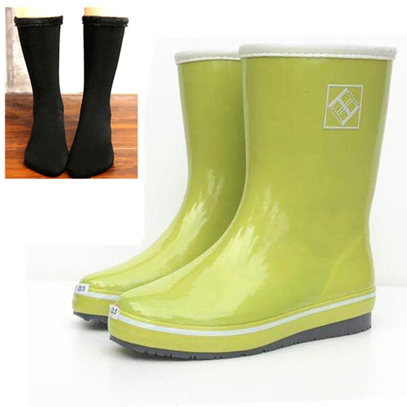 Women's Lightweight Mid-Tube Rubber Rain Boots - Fashionable, Soft, and Sweat-Absorbing for All Seasons.