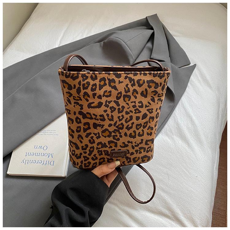 

Women s bag casual large-capacity bag women s 2025 autumn new foreign style popular shoulder underarm bag fashionable bucket bag