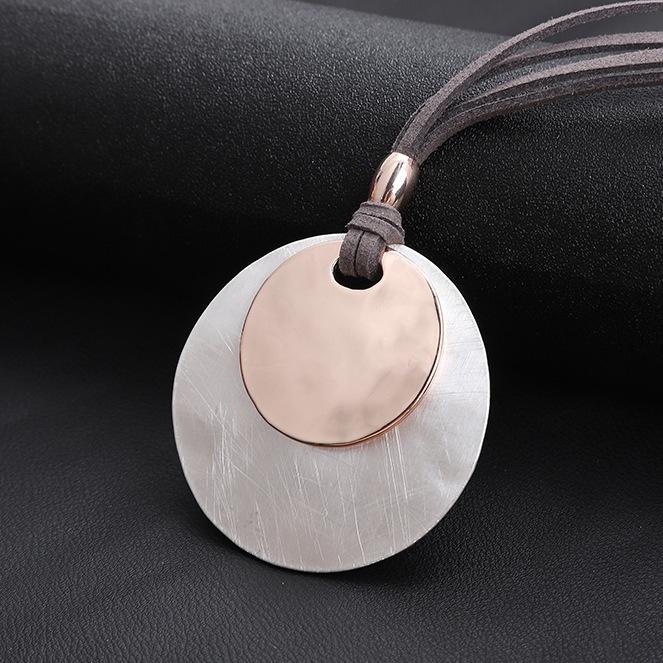 

Новая матовая круглая подвеска из сплава, большие и маленькие диски, наложенные друг на друга, с женской премиальной кожаной веревочкой-цепочкой для свитера.