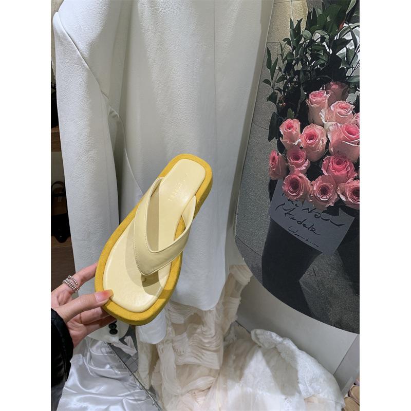 Version coréenne de chaussures de plage à plateforme décontractées à imprimé léopard pour femmes 2025 printemps et été nouveau confortables et antidérapantes à porter en extérieur tongs d'orteil