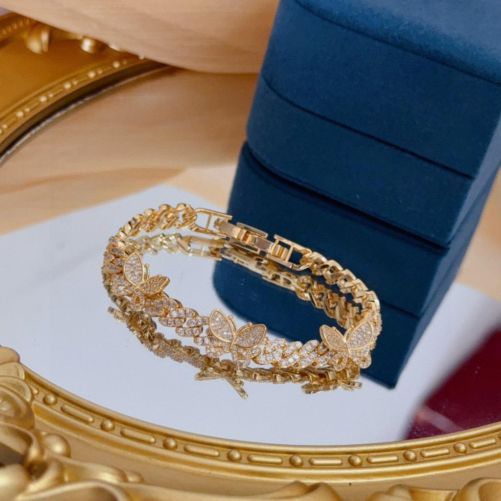 Schmetterlingsarmband mit Vollbesatz aus Diamanten, Einlage aus Naturstein, die echte Details zeigt. Süße Serie, Mehrblumenarmband Naturstein