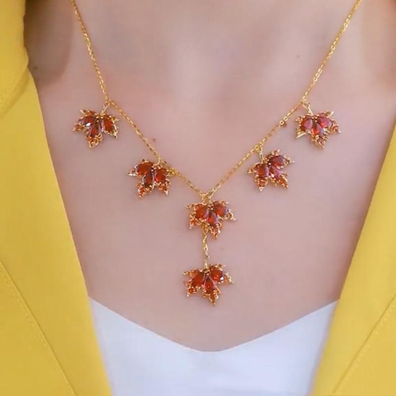 

Ожерелье с красным кленовым листом. Модная и модная подвеска-цепочка для свитера, небольшие дизайнерские аксессуары.