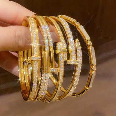 Brazalete ovalado de circonita y nácar chapado en oro de 18 quilates: elegante y versátil pulsera de lujo para mujer.