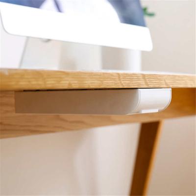 Ein einklebbarer Stifthalter im Schubladenstil mit versteckten Aufbewahrungsschubladen aus Kunststoff unter dem Schreibtisch, der als Schreibwarenbox für Studenten dient