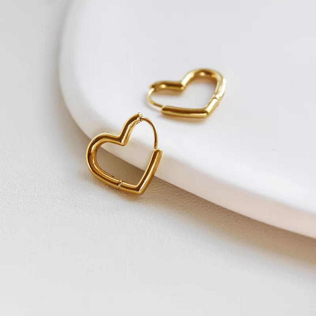 Gold-Plated Heart-Shaped Stud Earrings for Women - Fashionable Love Heart Design серебряный