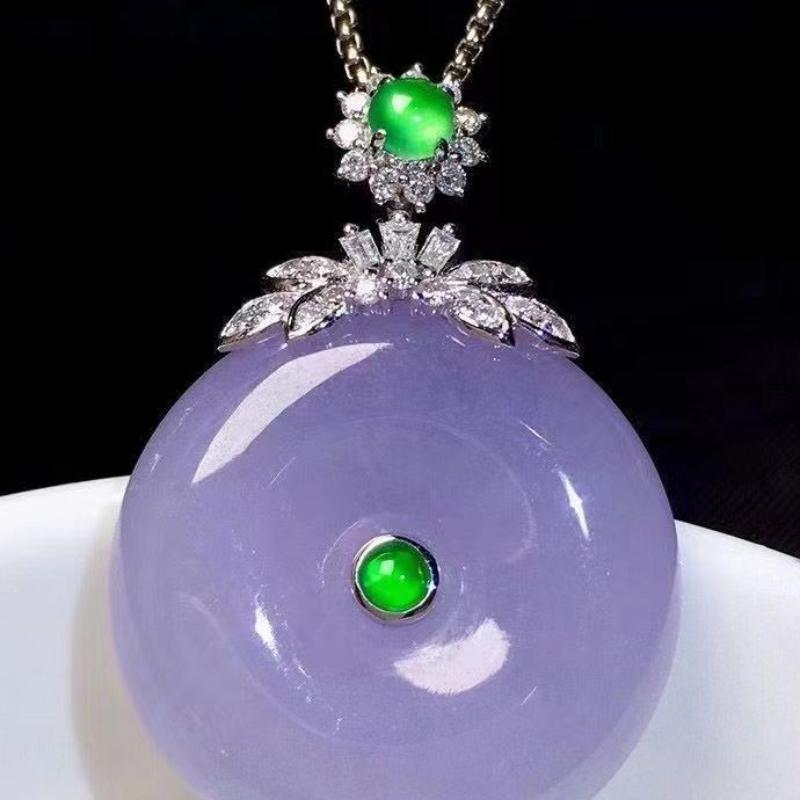 Collier en calcédoine naturelle violette pour femmes Incrustation de cristal de luxe léger Exquis Pendentif rond de mode Bijoux de mariage