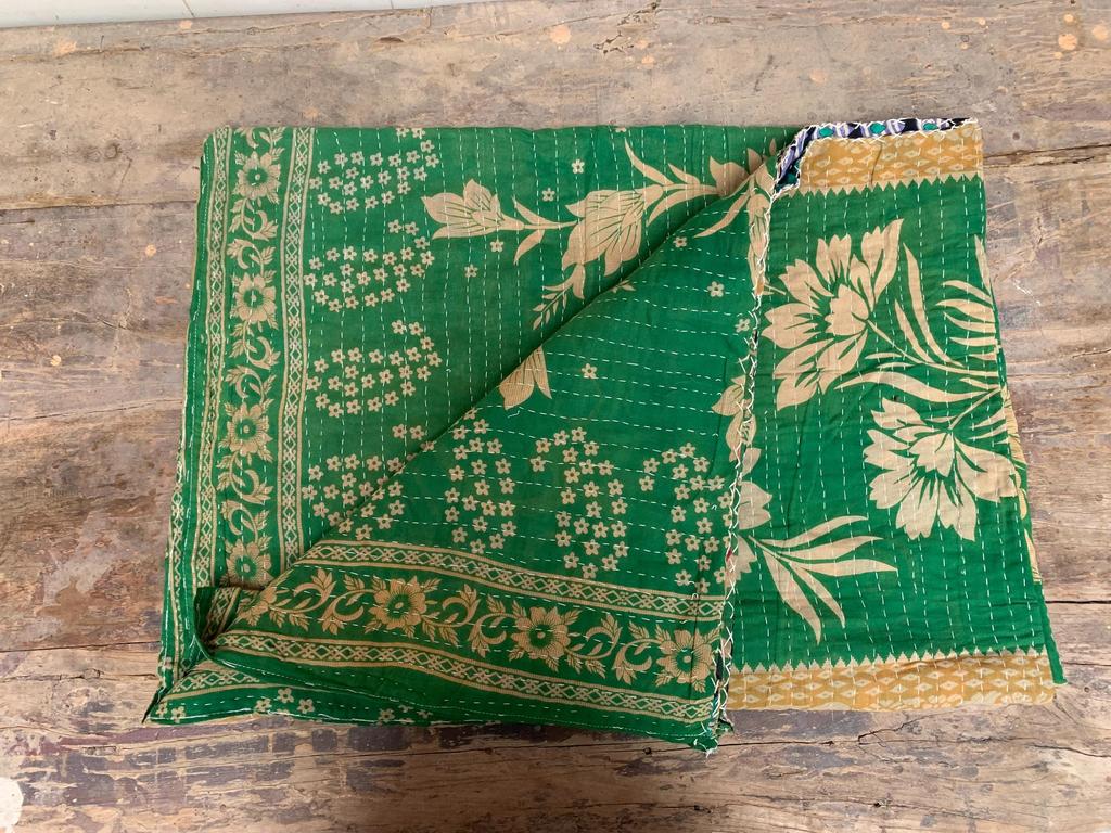 Vintage Kantha Quilt: Handgenähte florale Baumwoll-Überwurfdecke