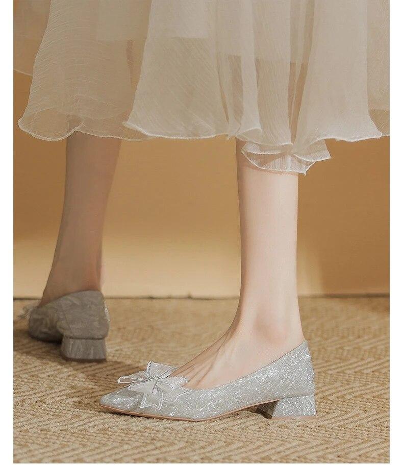 

Нові солодкі туфлі-човники для жінок Жіночі лофери без каблука на середньому каблуці Взуття з гострим носком для жінок Взуття на платформі з метеликами 39 срібний