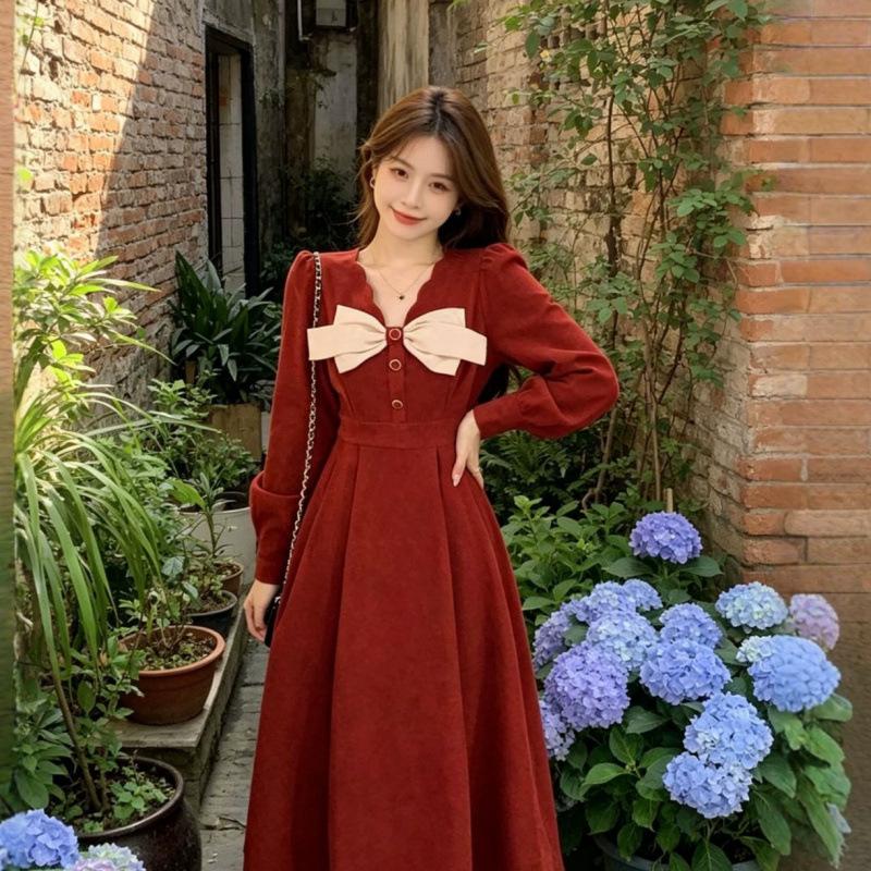 Little Black Dress Female Hepburn Style Spring and Autumn New Retro Knee Thin Dress Temperament Long Dress