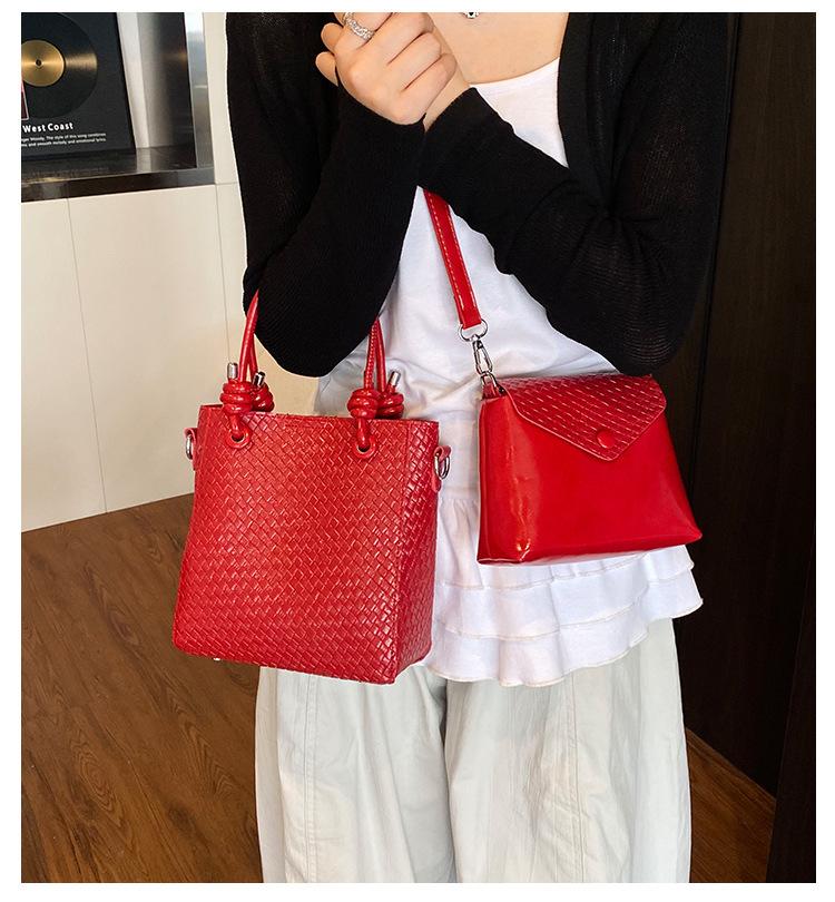 Premium Textured Small Bag Women's 2025 New Summer Versatile Messenger Bag Exquisite Super Fire Portable Bucket Bag