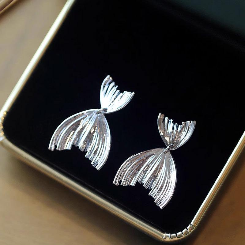 Fish -tailed Earrings Earrings New Korean Temperament Cold and Light Wind Niche Design Sense