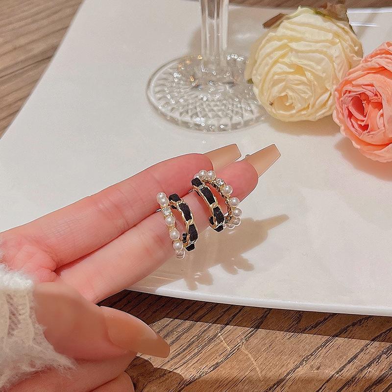 High end French retro black velvet pearl C-shaped earrings, feminine and personalized earrings