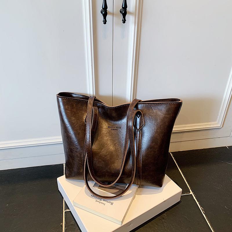 Large capacity commuter tote bag women's 2025 new trendy autumn and winter fashion versatile high sense going out shoulder bag