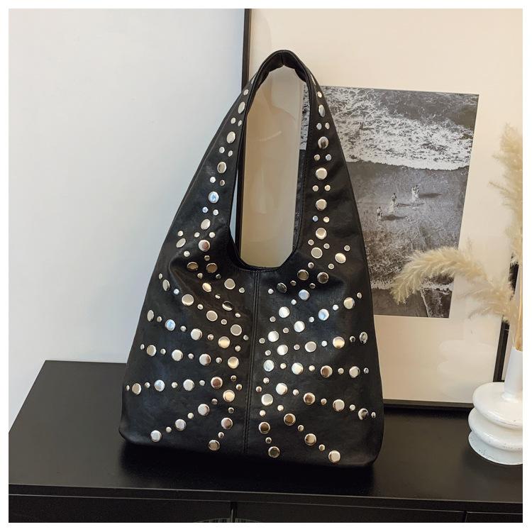 

Сумка большой вместимости женская летняя новая универсальная ретро на плечо подмышку сумка-тоут с заклепками для поездок чёрный