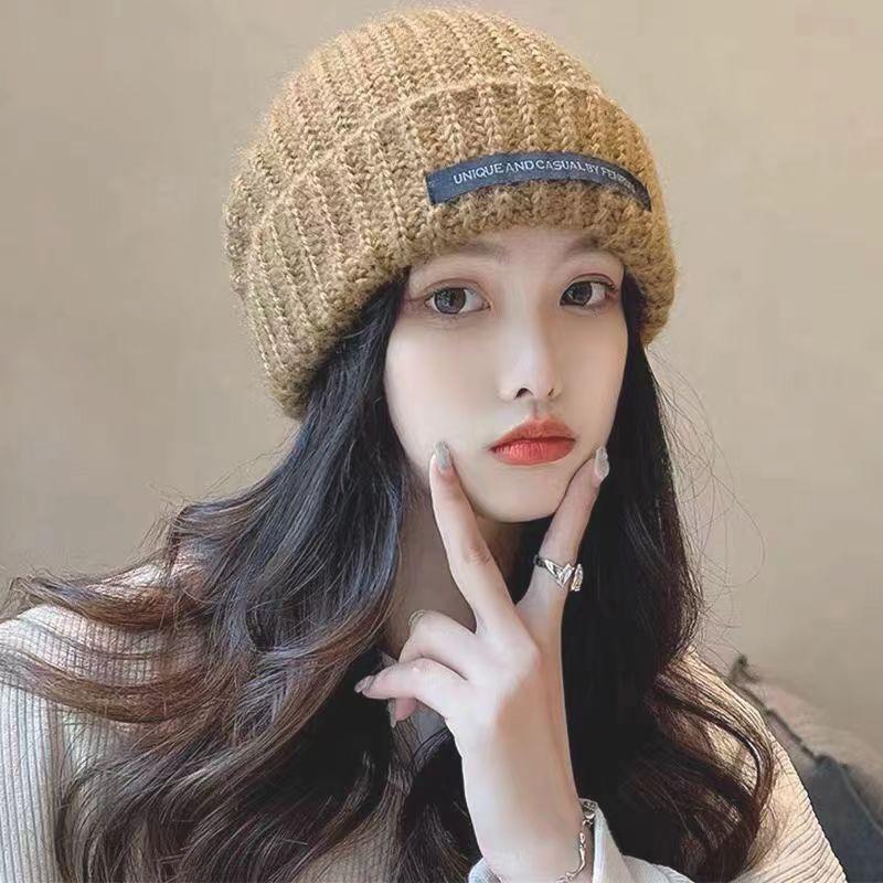 Korean version of alphabet cloth label thickened knitted wool hat women's winter big head circumference pullover hat shows a small face