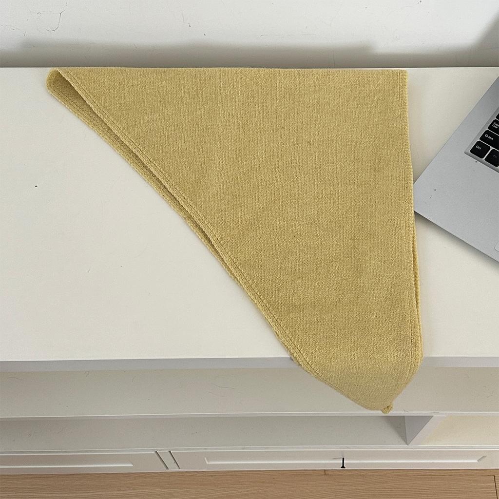 A Wool-Blend Flat Woven Triangular Scarf For Women Suitable For All Seasons For Decoration Pography And Travel Paired With A Small Headscarf