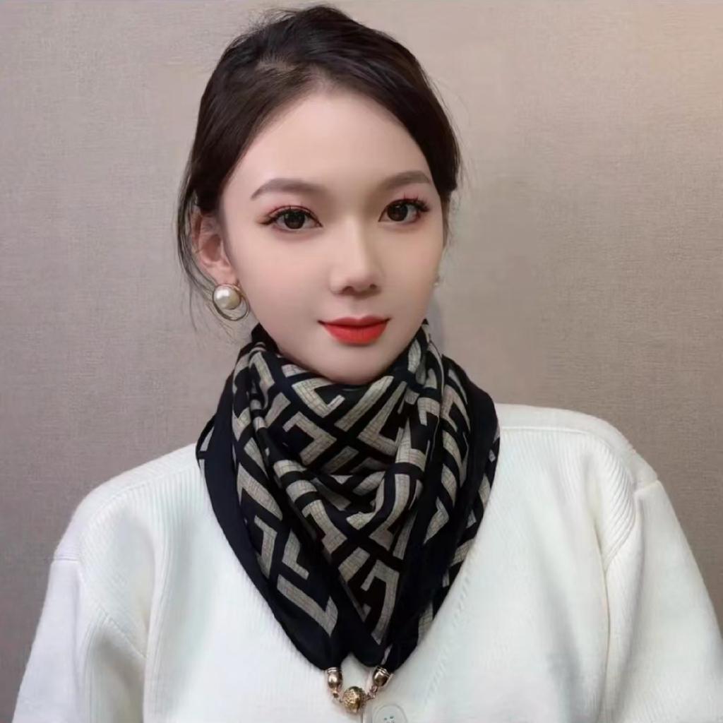 Luxury Design Cotton Linen Triangle Neck Protection Silk Scarf Winter Warm Soft Magnetic Buckle Scarf Small Square Scarf Women